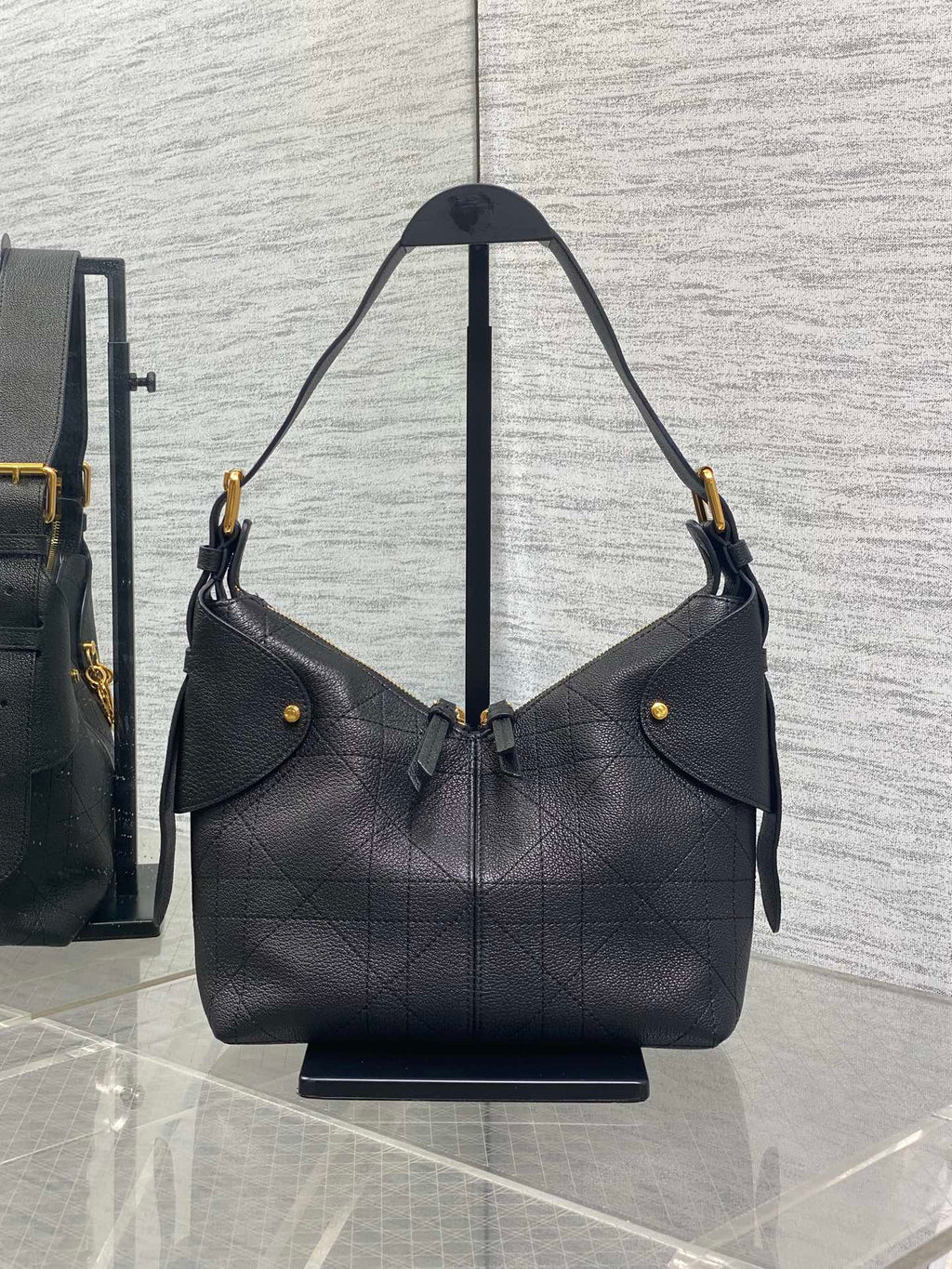 DIOR 25S SMALL VOYAGE BAG 23 IN BLACK FLAT MACROCANNAGE GRAINED CALFSKIN