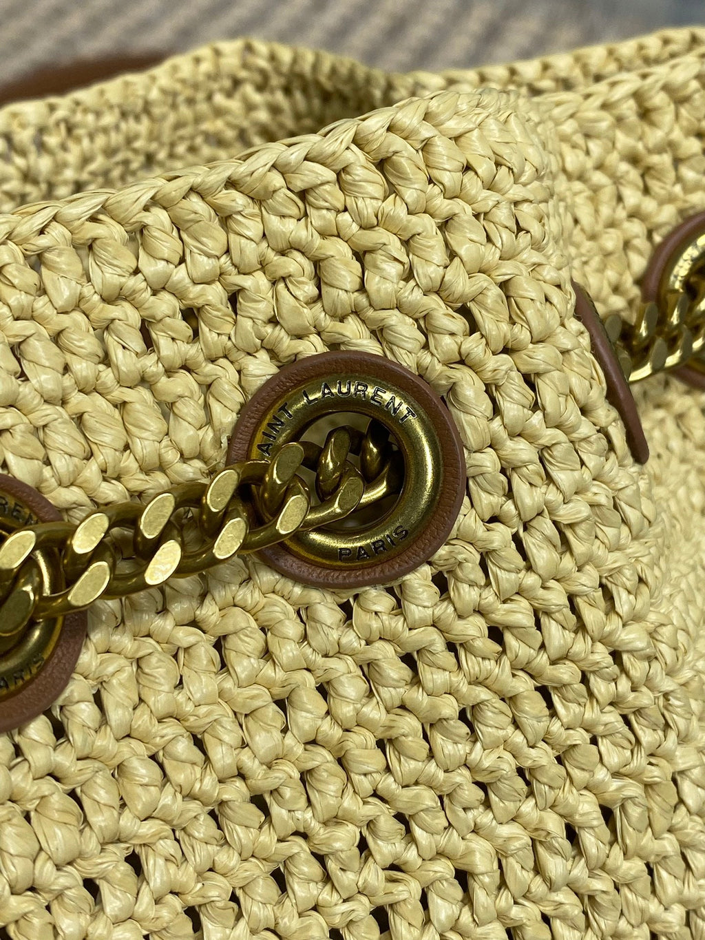 DRAWSTRING BUCKET BAG 19 IN BEIGE WOVEN RAFFIA AND CALFSKIN