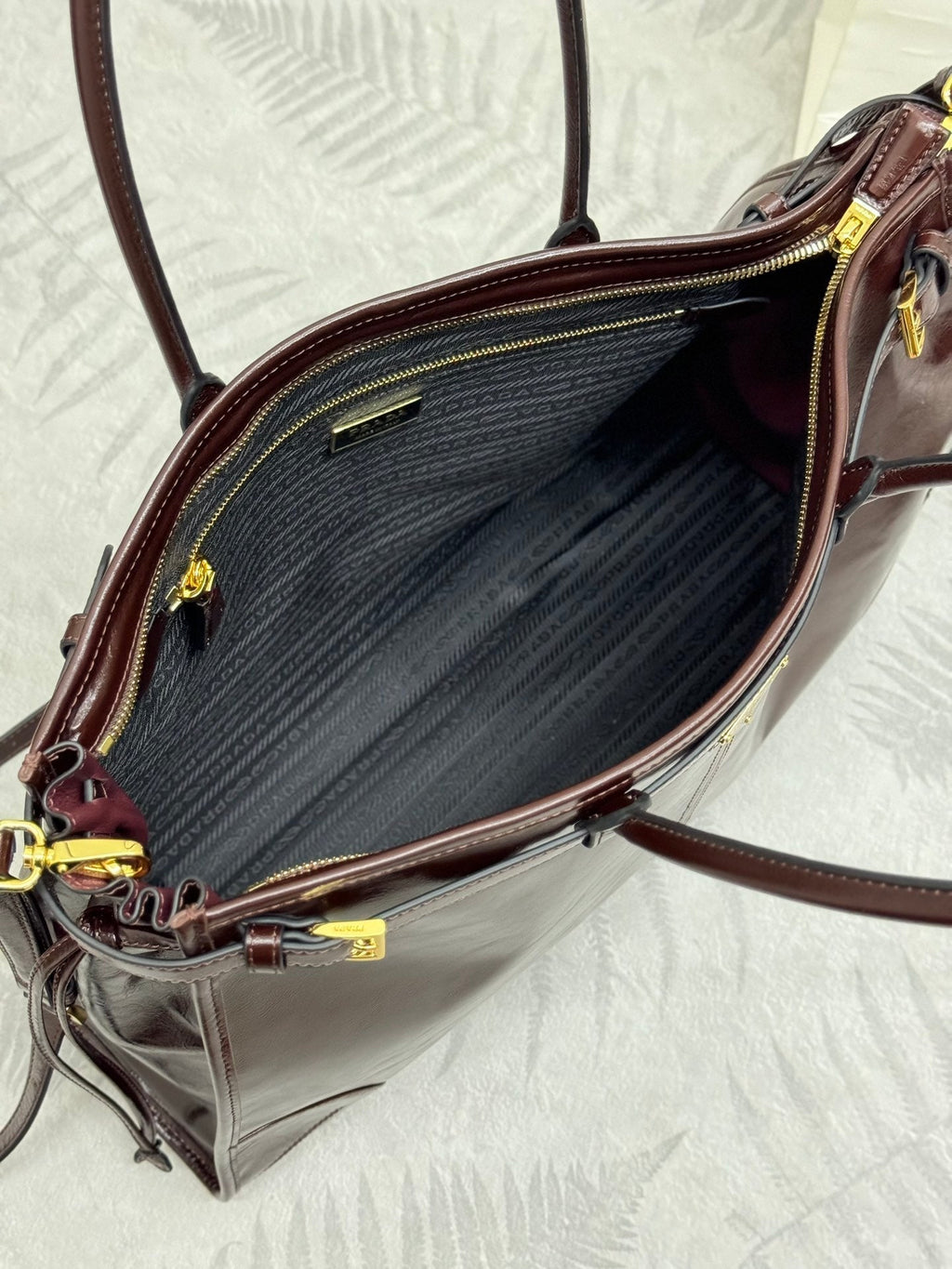 PRADA 25S BONNIE EXTRA-LARGE 42 IN RK BROWN GLOSSY CALFSKIN GOLD HARDWARE