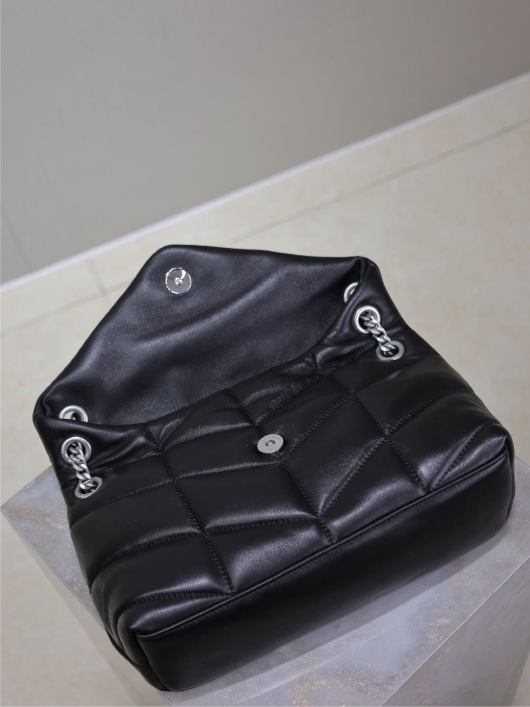 YSL 25S LOULOU PUFFER MM 29 IN BLACK CALFSKIN SILVER HARDWRE